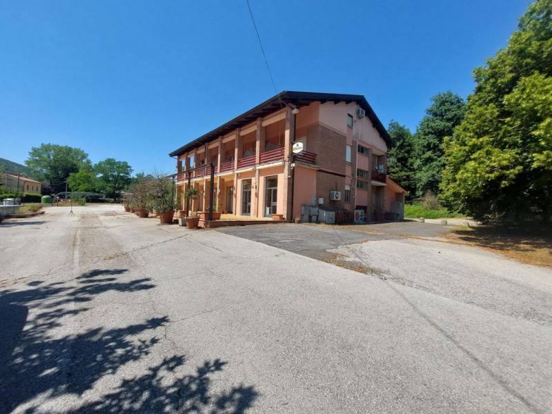 negozio in vendita a Foligno in zona Colfiorito