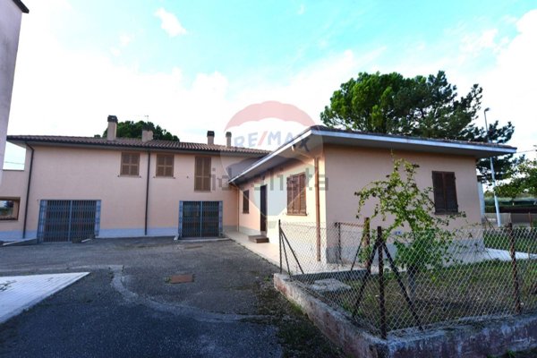 locale commerciale in vendita a Foligno