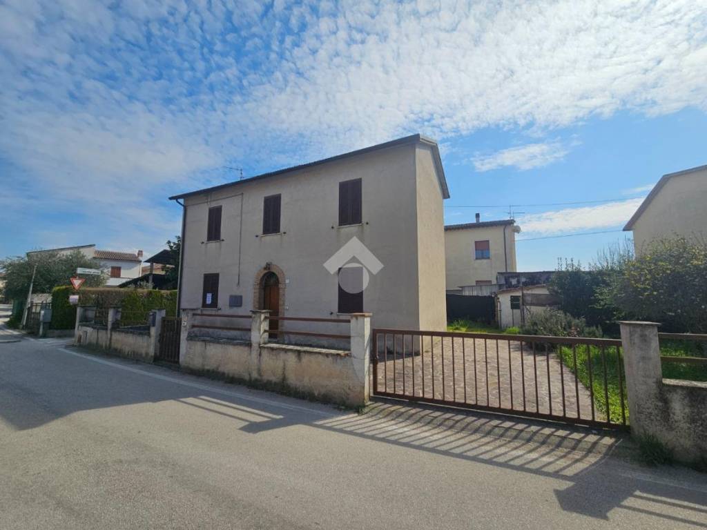 casa indipendente in vendita a Foligno in zona Corvia
