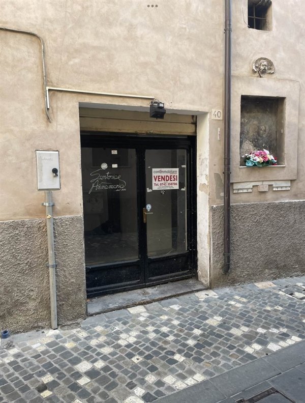negozio in vendita a Foligno