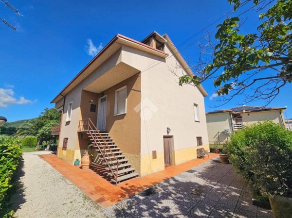 casa indipendente in vendita a Foligno in zona Camino