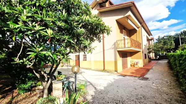 casa indipendente in vendita a Foligno in zona Camino