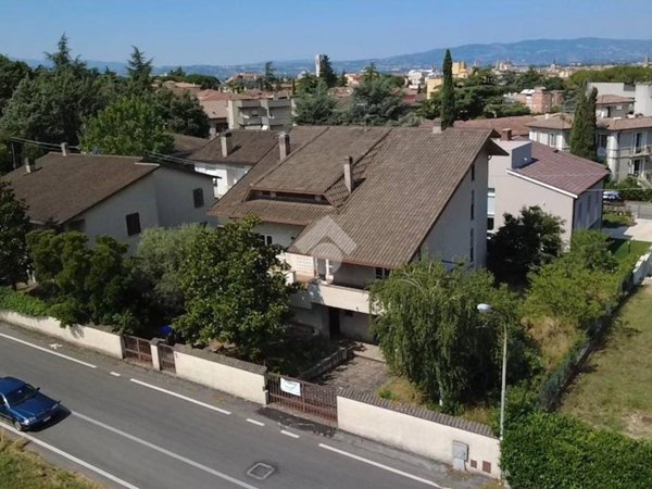 casa indipendente in vendita a Foligno in zona Camino