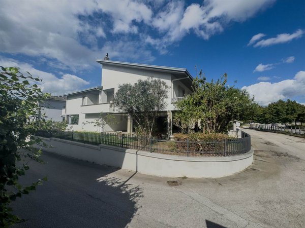 casa indipendente in vendita a Foligno