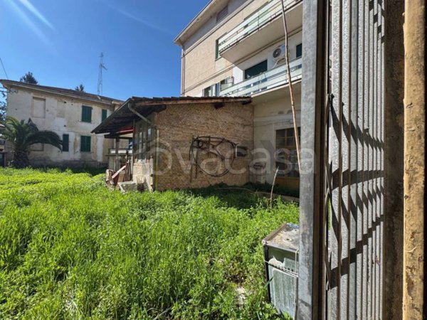 locale commerciale in vendita a Foligno