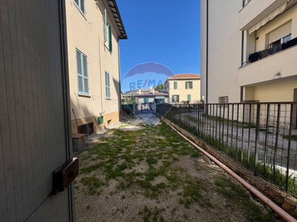 locale commerciale in vendita a Foligno