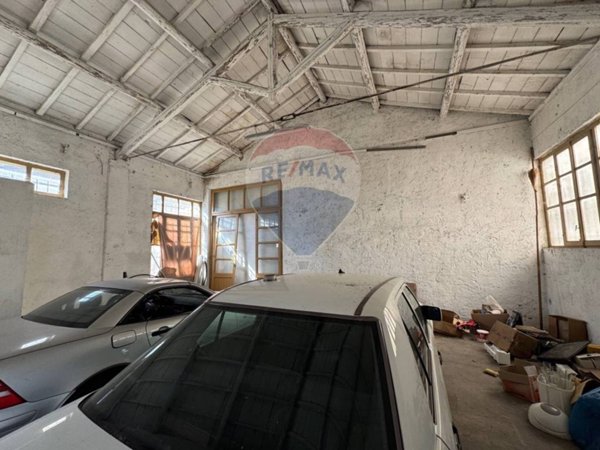 locale commerciale in vendita a Foligno