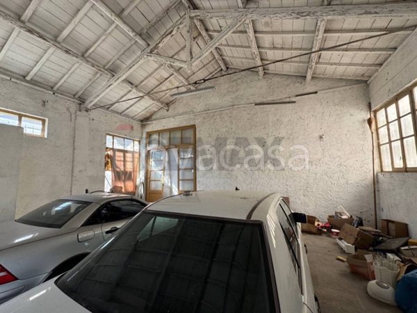 locale commerciale in vendita a Foligno