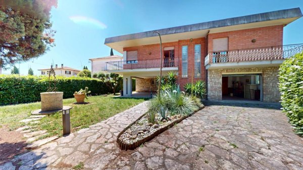 casa indipendente in vendita a Foligno in zona Camino