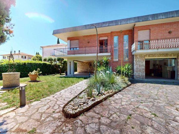 casa indipendente in vendita a Foligno in zona Camino