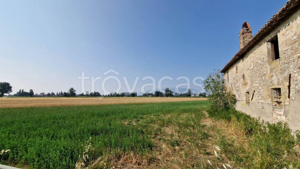 casa indipendente in vendita a Foligno in zona Fondi