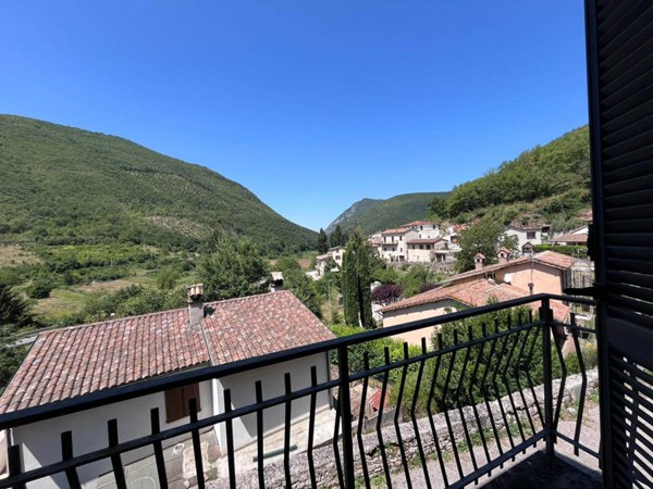 casa indipendente in vendita a Foligno