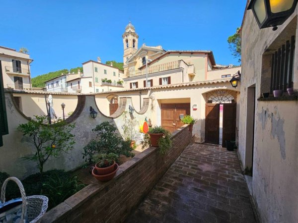casa indipendente in vendita a Foligno in zona Altolina