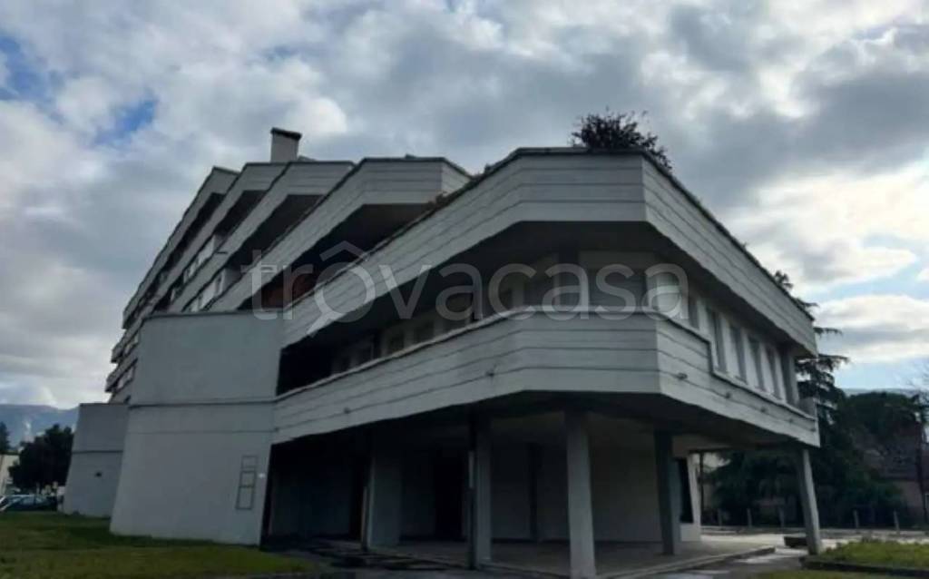 locale commerciale in vendita a Foligno