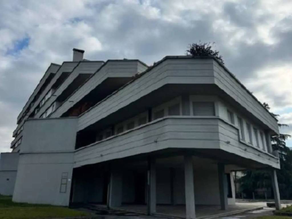locale commerciale in vendita a Foligno in zona Sterpete