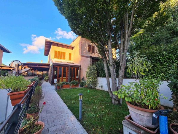 casa indipendente in vendita a Foligno in zona Camino