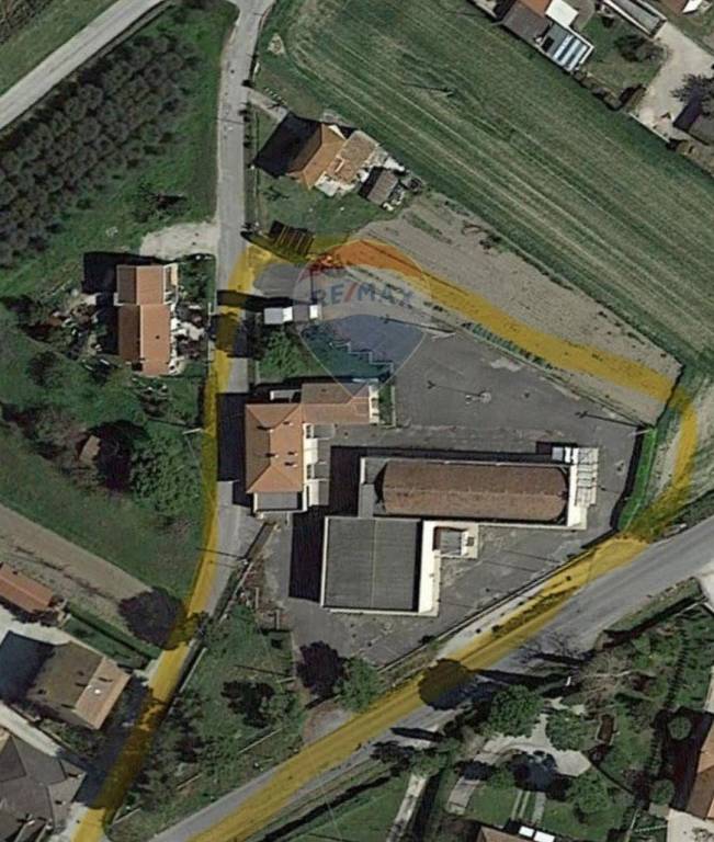 negozio in vendita a Foligno in zona Scafali