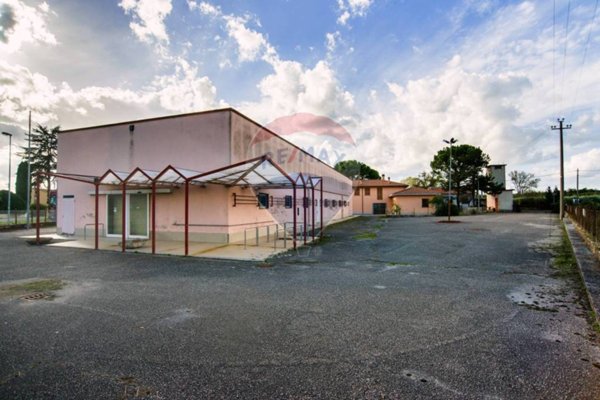 negozio in vendita a Foligno in zona Scafali