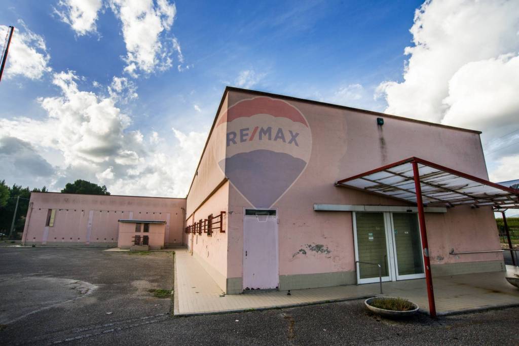 negozio in vendita a Foligno in zona Scafali