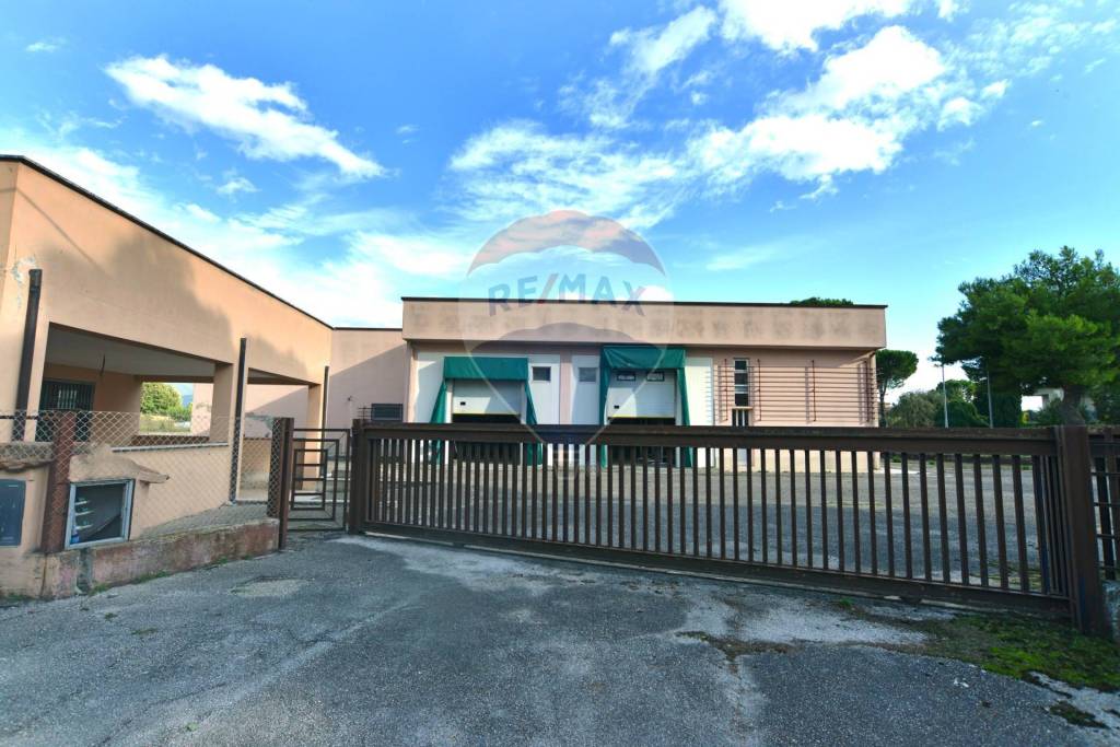 negozio in vendita a Foligno in zona Scafali