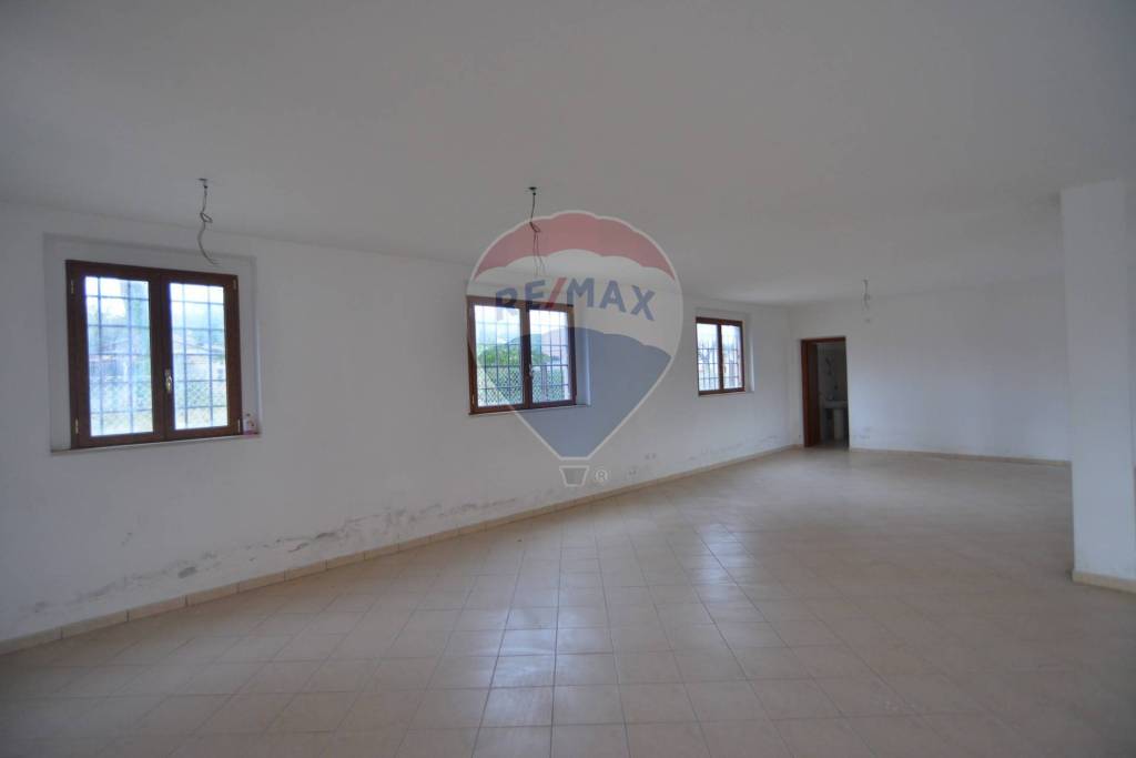 negozio in vendita a Foligno