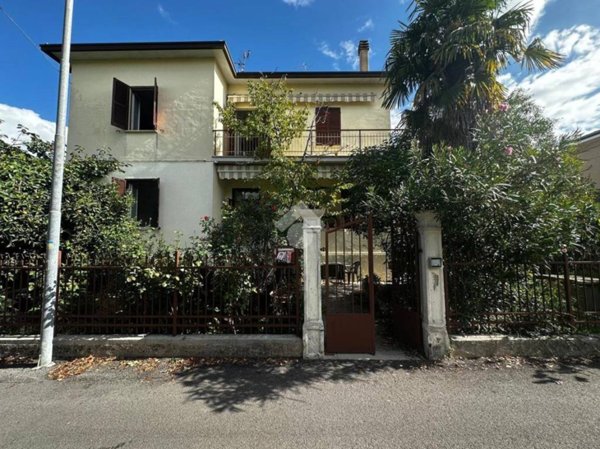 casa indipendente in vendita a Foligno in zona Fondi