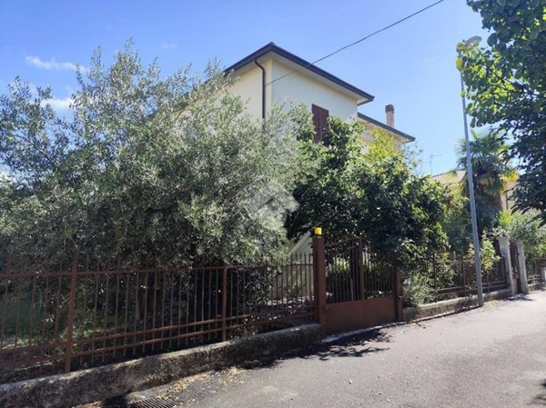 casa indipendente in vendita a Foligno in zona Fondi