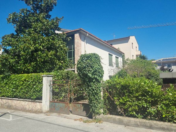 casa indipendente in vendita a Foligno