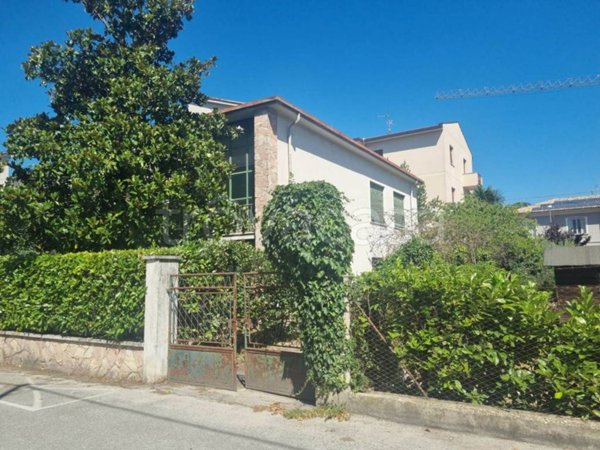 casa indipendente in vendita a Foligno