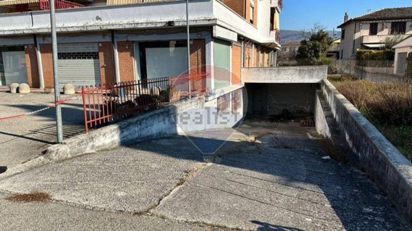 locale commerciale in vendita a Foligno in zona Paciana