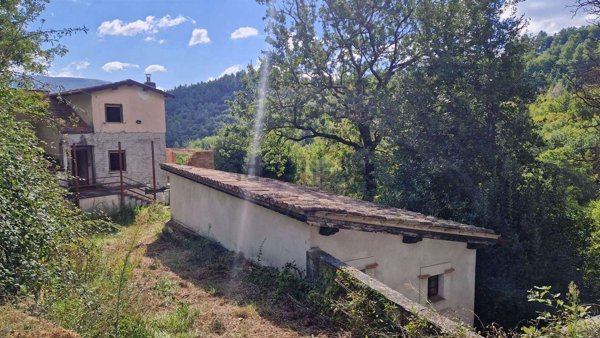 casa indipendente in vendita a Foligno in zona La Valle