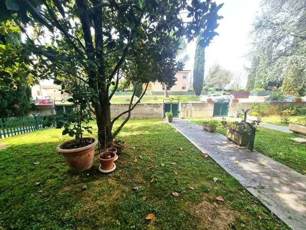 casa indipendente in vendita a Foligno in zona Camino