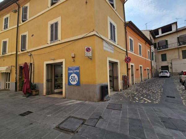 negozio in vendita a Foligno