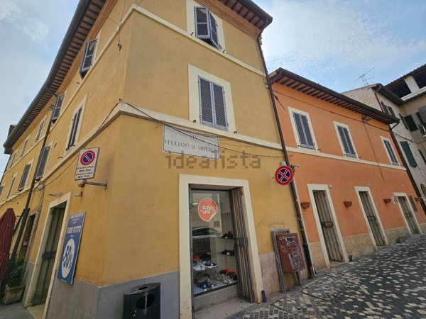 negozio in vendita a Foligno