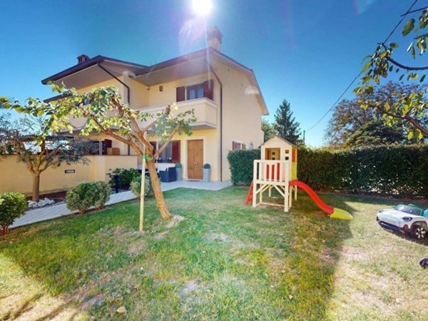 casa indipendente in vendita a Foligno in zona Corvia