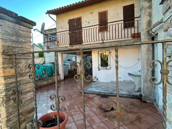 casa indipendente in vendita a Foligno in zona La Valle
