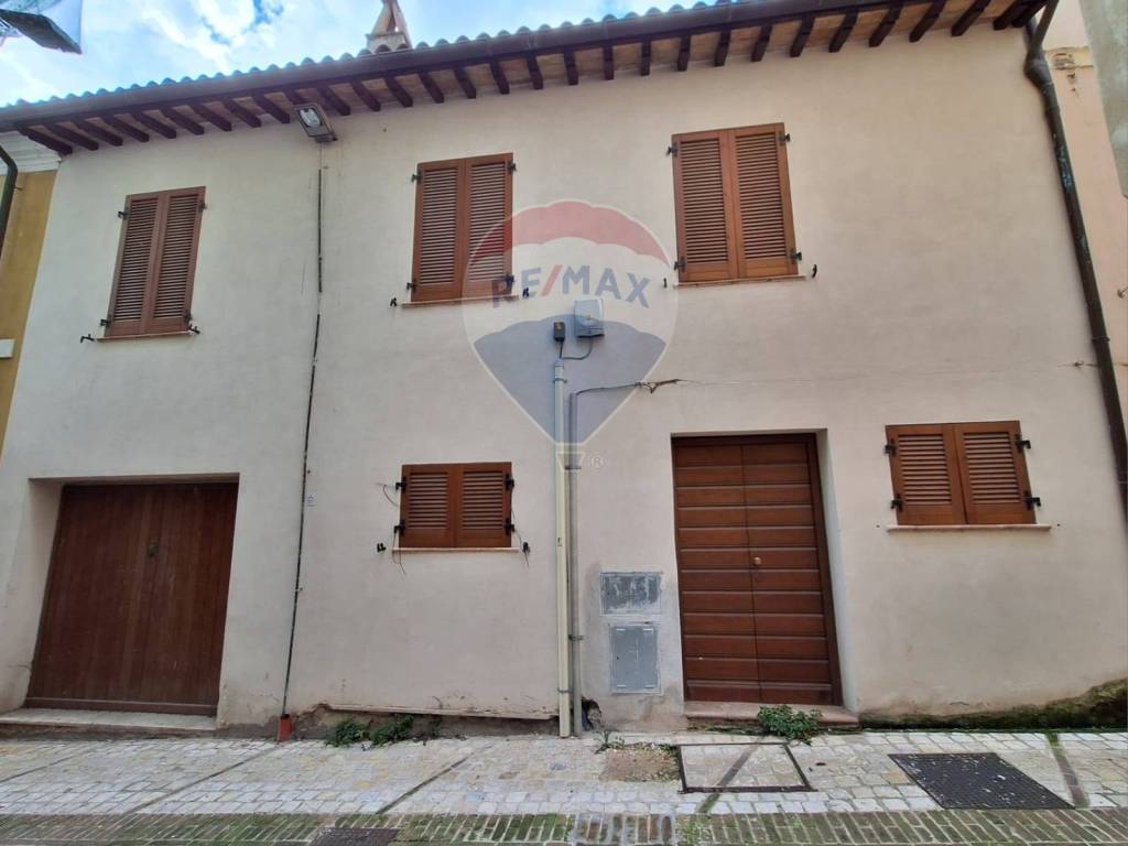 casa indipendente in vendita a Foligno in zona Belfiore