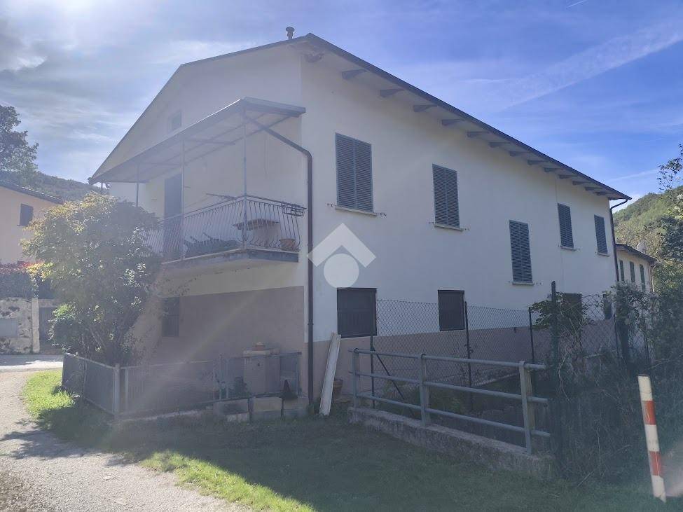 casa indipendente in vendita a Foligno in zona Colfiorito