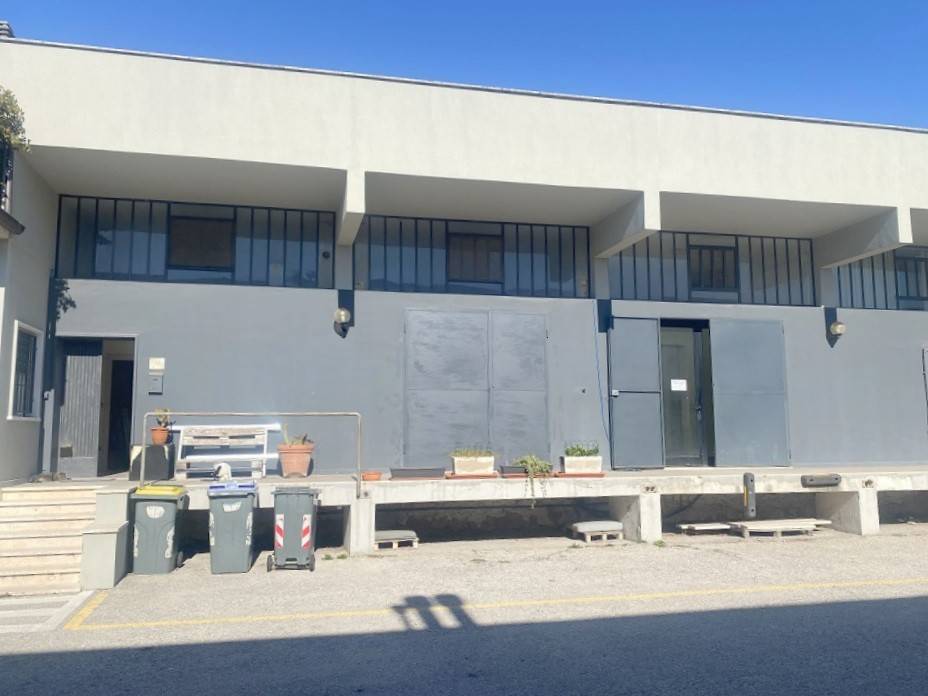 negozio in vendita a Foligno