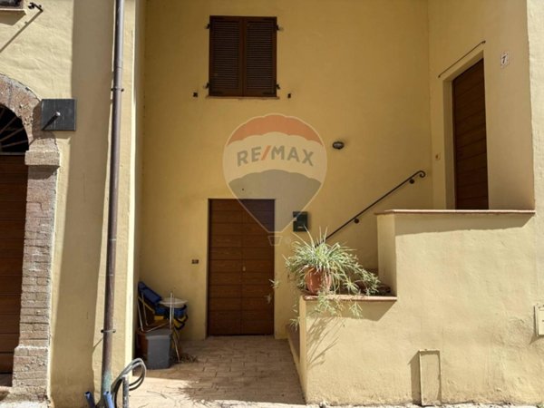 casa indipendente in vendita a Foligno in zona Altolina