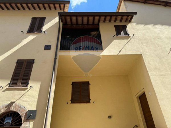 casa indipendente in vendita a Foligno in zona Altolina