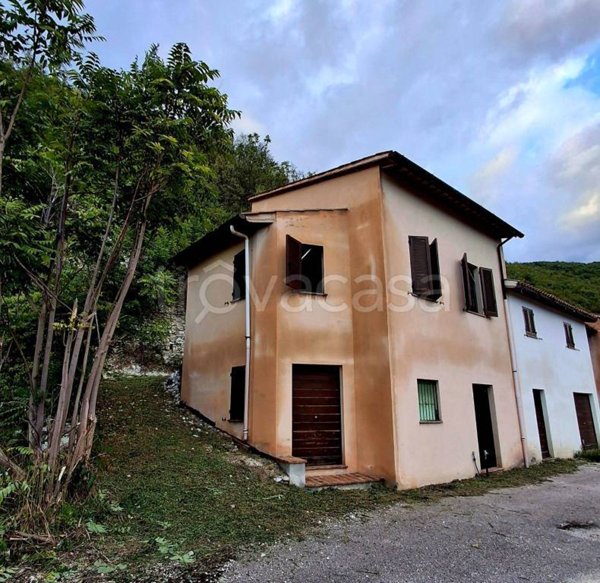 casa indipendente in vendita a Foligno in zona Capodacqua