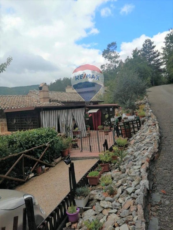 casa indipendente in vendita a Foligno in zona Rasiglia