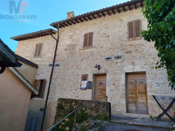 casa indipendente in vendita a Foligno in zona Rasiglia
