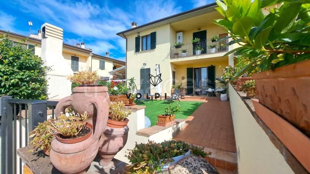 casa indipendente in vendita a Foligno in zona Camino