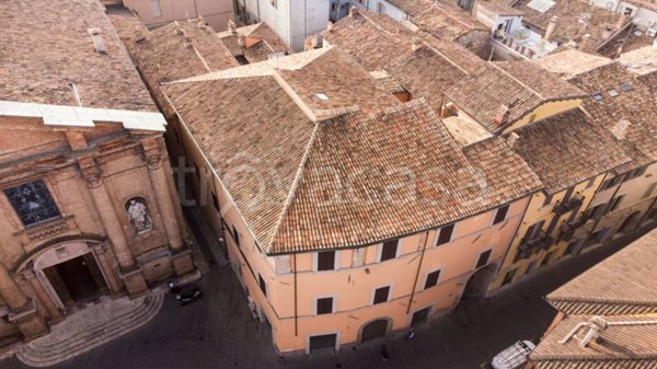 locale commerciale in vendita a Foligno