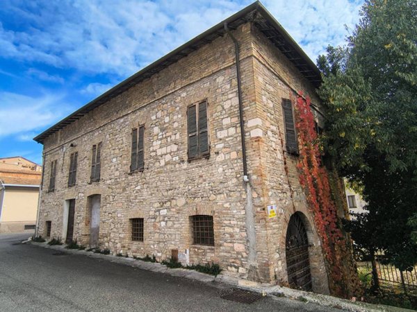 negozio in vendita a Foligno