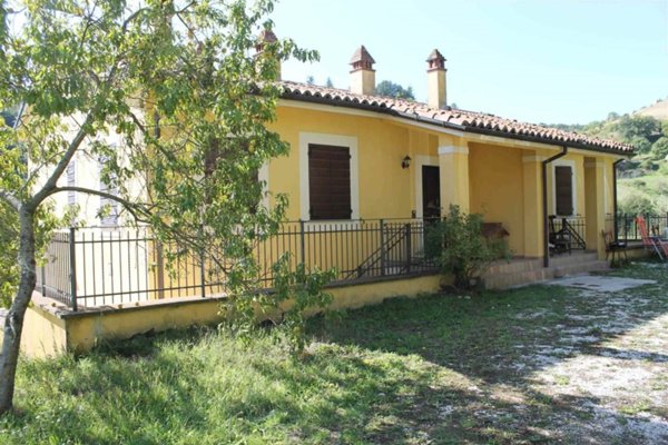 casa indipendente in vendita a Foligno in zona Annifo