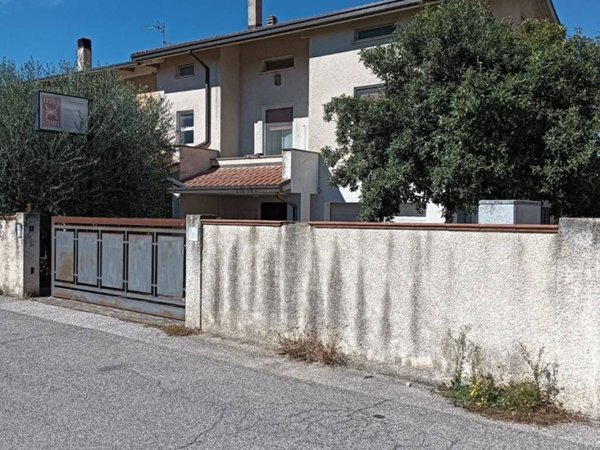 casa indipendente in vendita a Foligno in zona Corvia