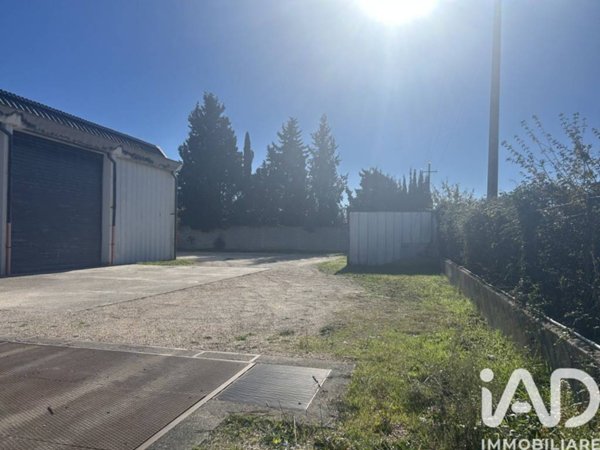 locale commerciale in vendita a Foligno